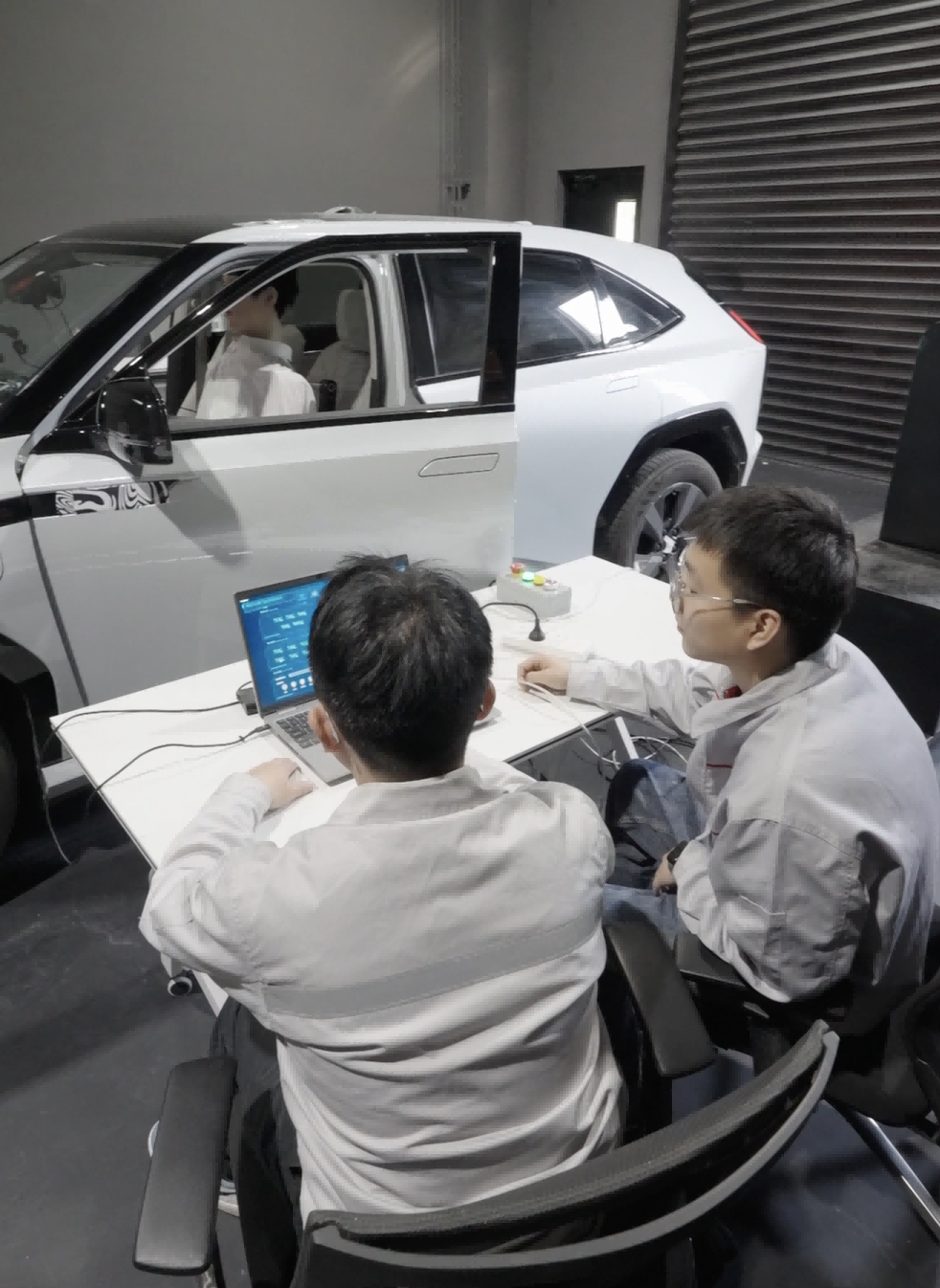 网联汽车测试员如何给智能网联汽车“把脉问诊”？尊龙凯时app平台新质生产力 职业新观察丨智能(图7)